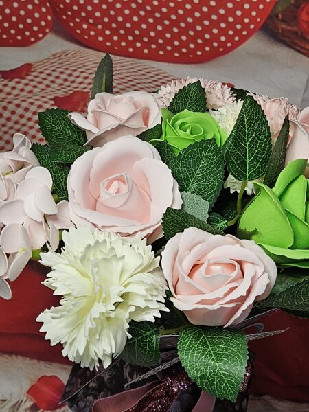 Bouquet dans vase rose vert et blanc