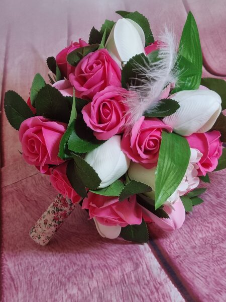 Bouquet à main rose et blanc avec plume