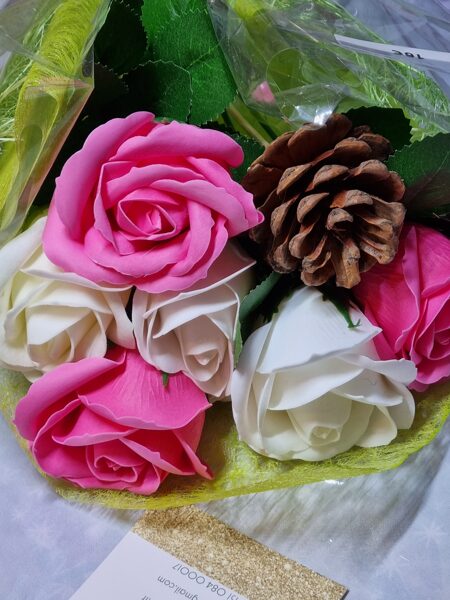 Bouquet de fleurs rose et blanc tulle vert avec pigne de pain