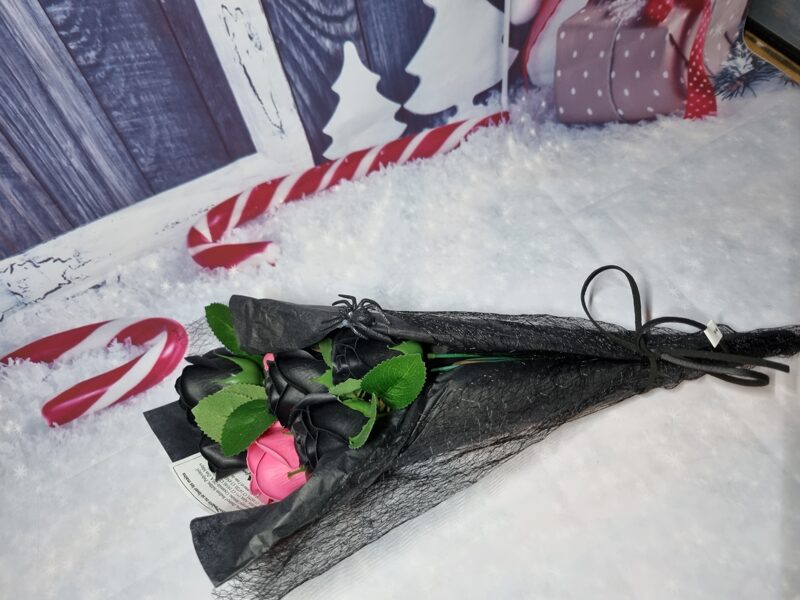 Bouquet noir et rose emballage noir avec 🕷 