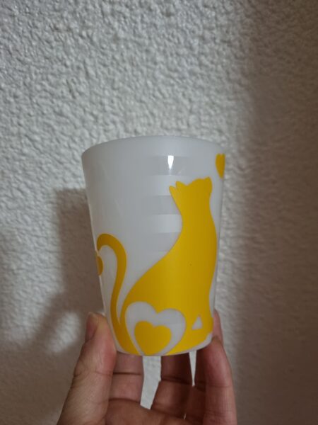 Verre plastique avec chat